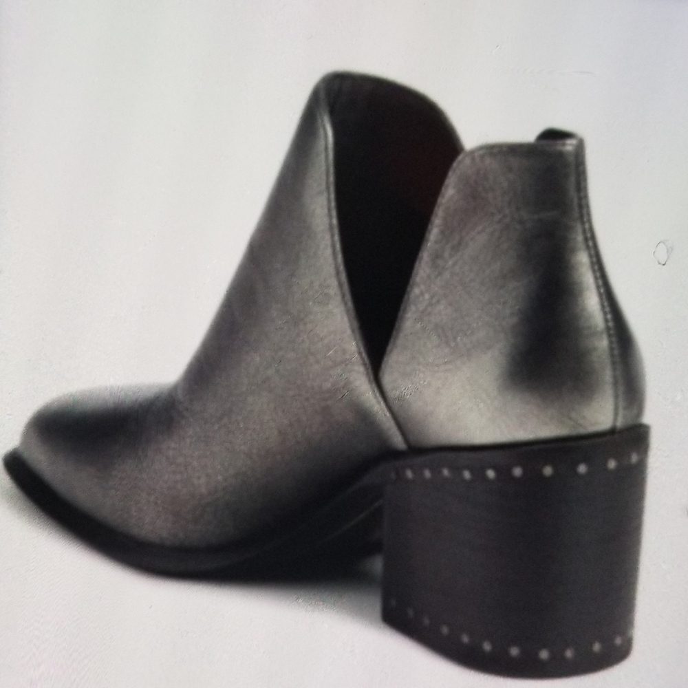 Vince Camuto Size 10 Metallic Silver Ankle Boots